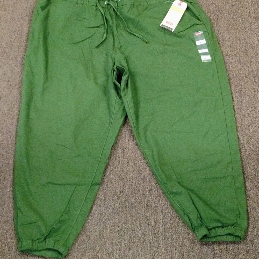 Levi's Green Capris (Make Me An Offer)